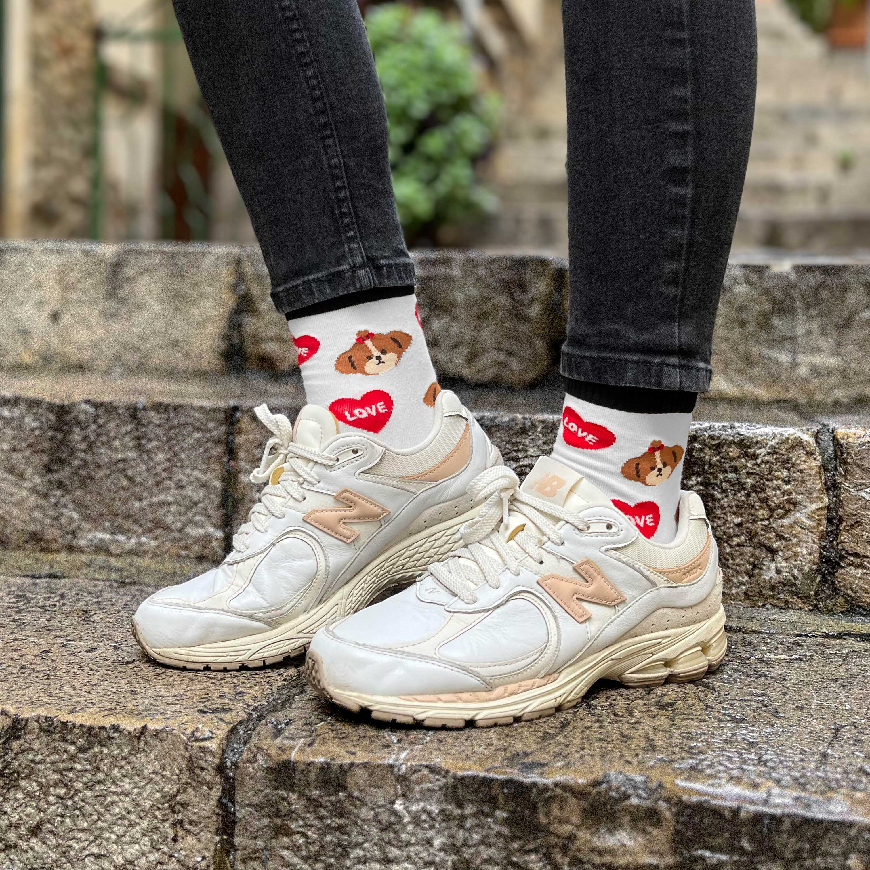 Jak nosić kolorowe skarpetki w 2026? 15 modnych stylizacji do sneakersów, loafersów i adidasów